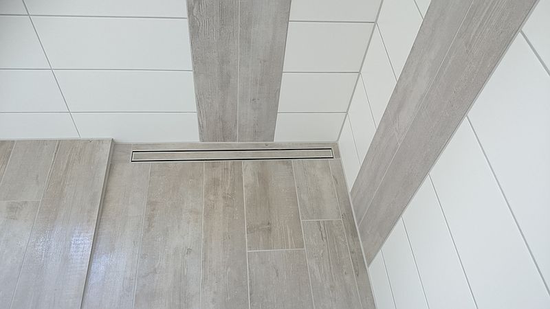 ebenerdige Dusche mit Linienentwsserung